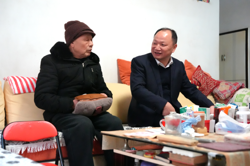 公司黨委走訪慰問困難黨員和困難職工、看望慰問老領(lǐng)導(dǎo)和老同志